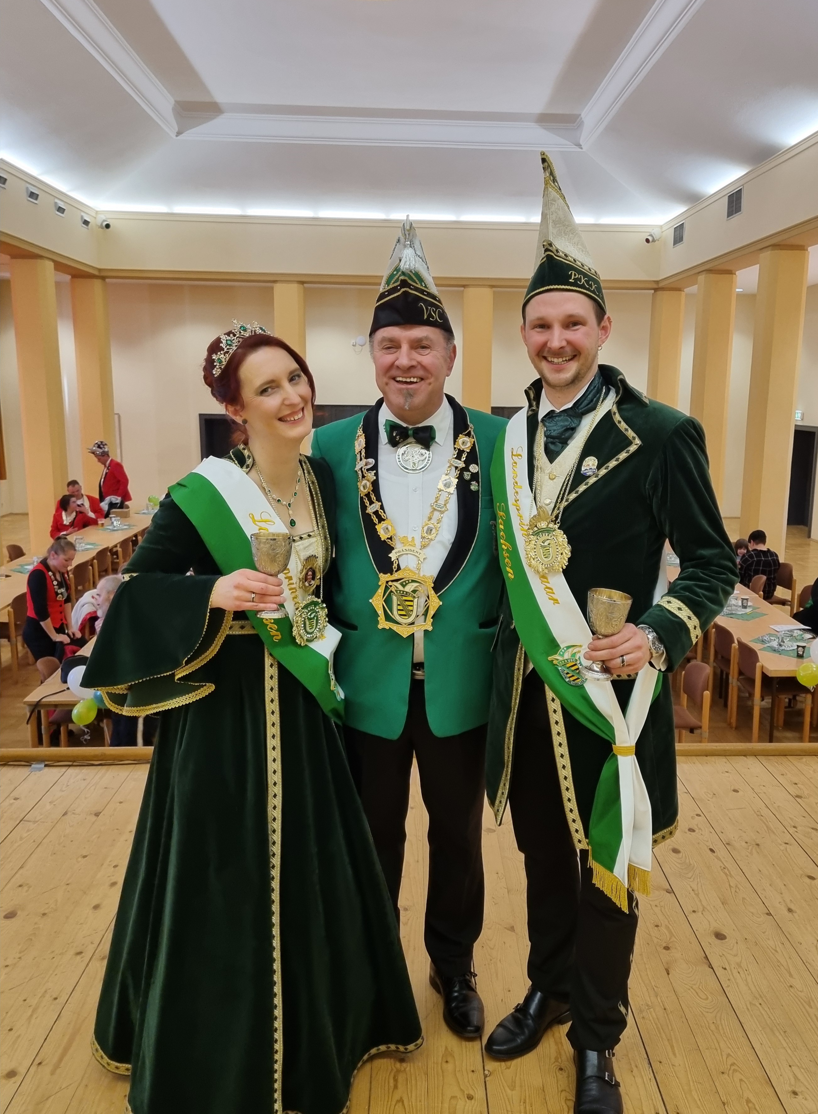 Desirée I. und Simon I. aus Pegau dürfen jetzt die sächsischen Narren offiziell als Landesprinzenpaar vertreten. VSC-Präsident Jörg Weiser gratulierte zur Wahl. Foto:  Dirk Hoffmann/VSC